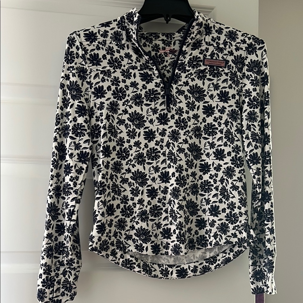 Vineyard Vines Black and White Fitted Button Down Shirt.